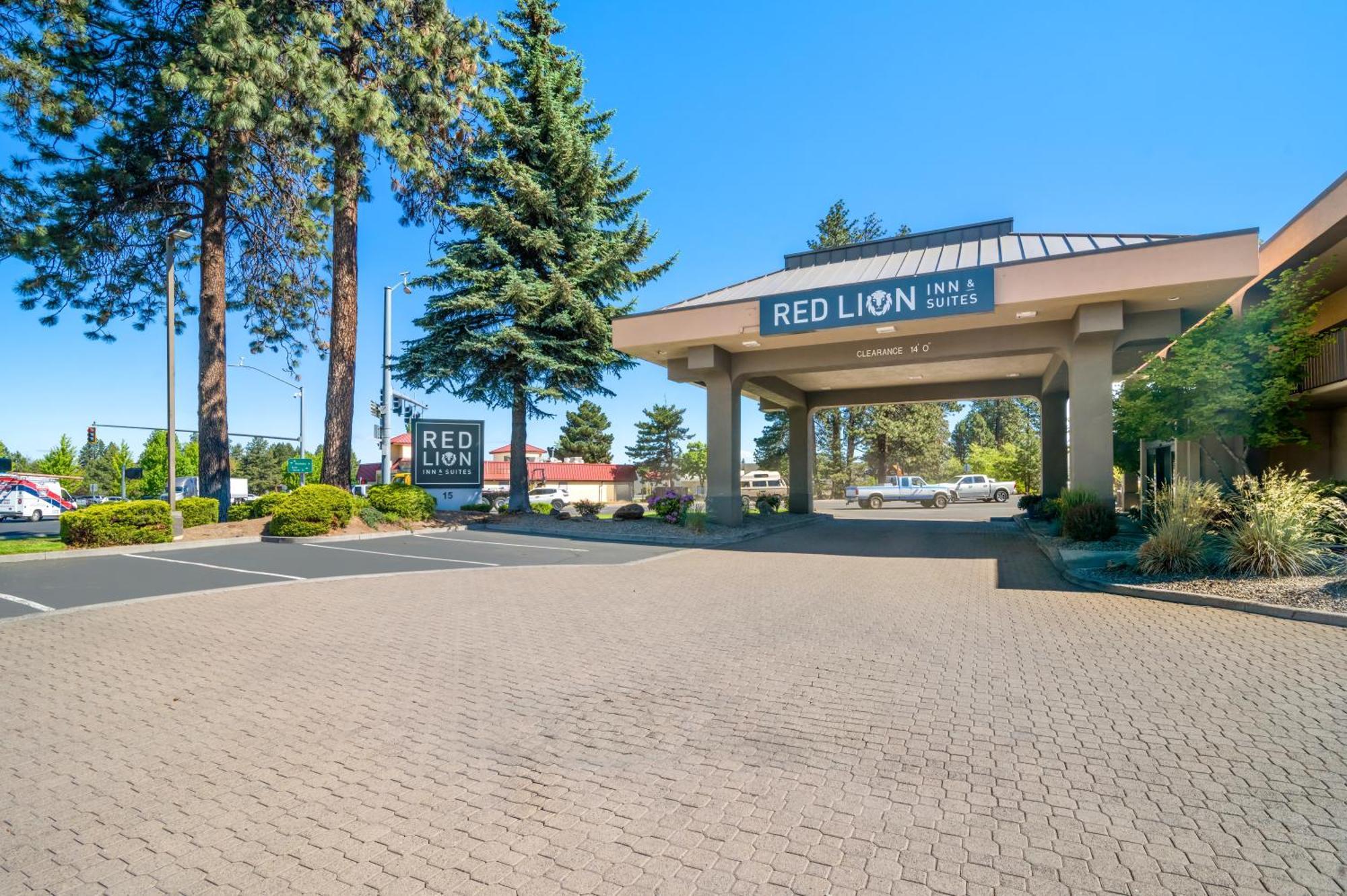Red Lion Inn & Suites Deschutes River - Bend Exterior photo