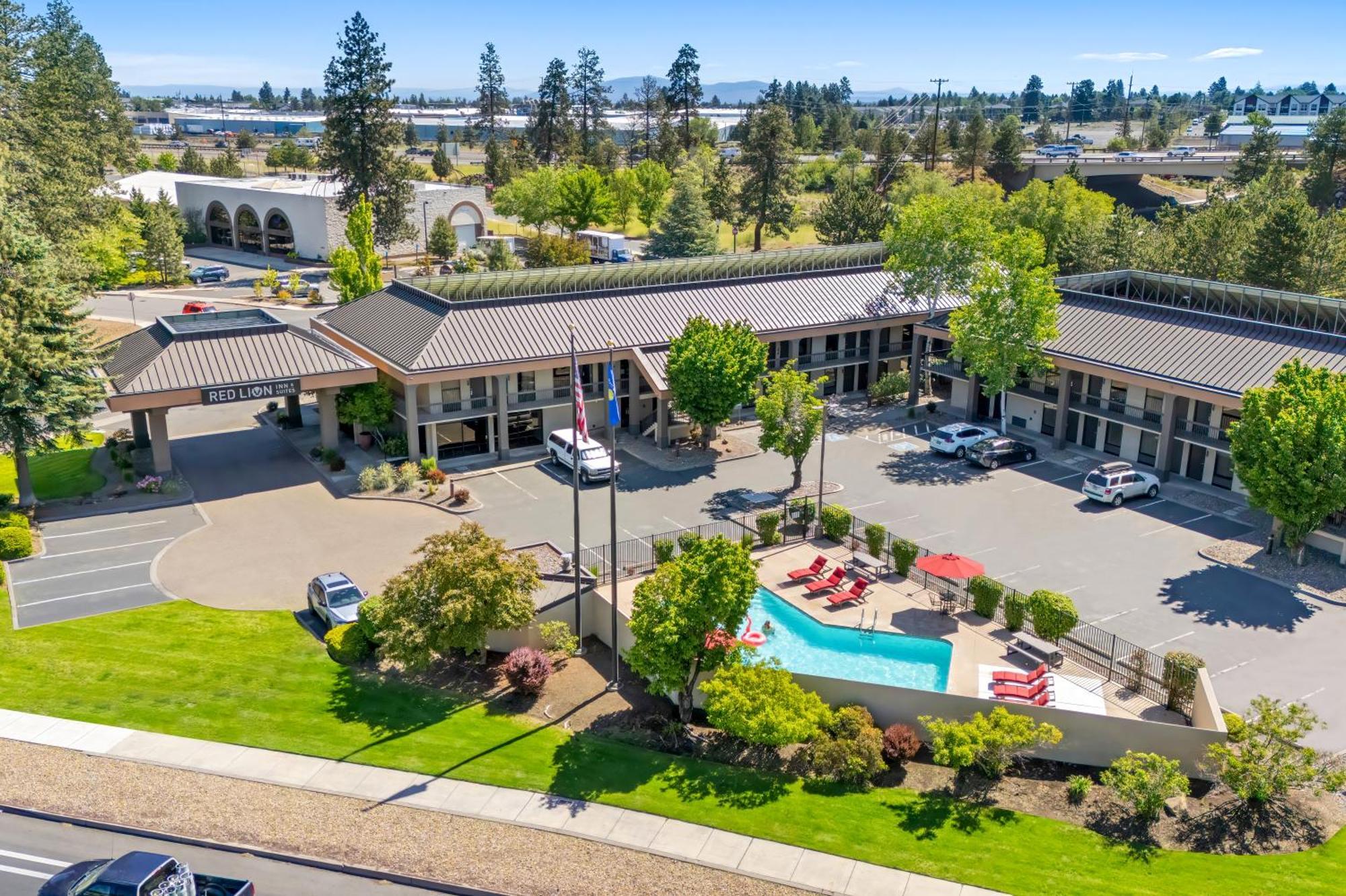 Red Lion Inn & Suites Deschutes River - Bend Exterior photo