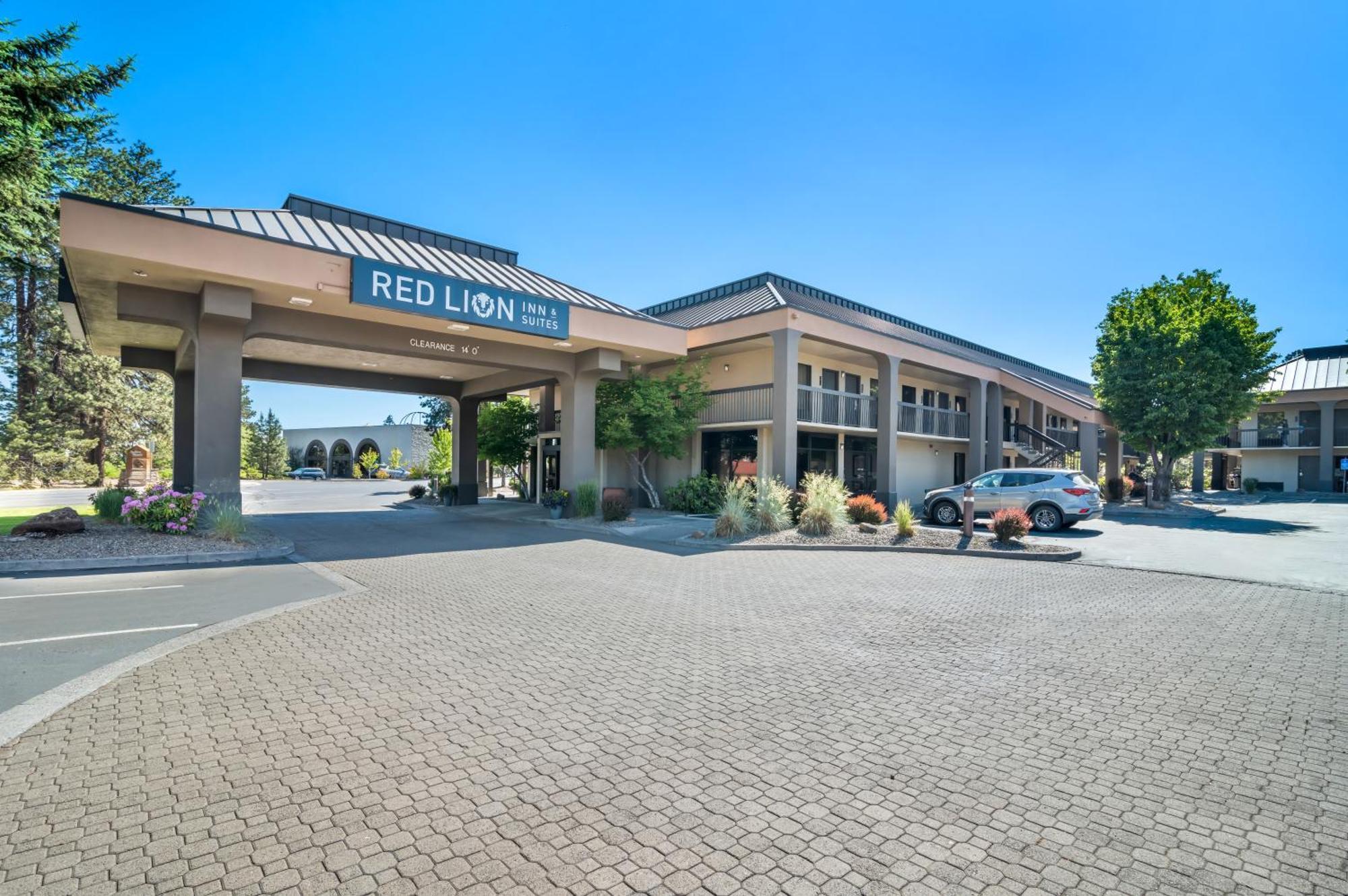 Red Lion Inn & Suites Deschutes River - Bend Exterior photo