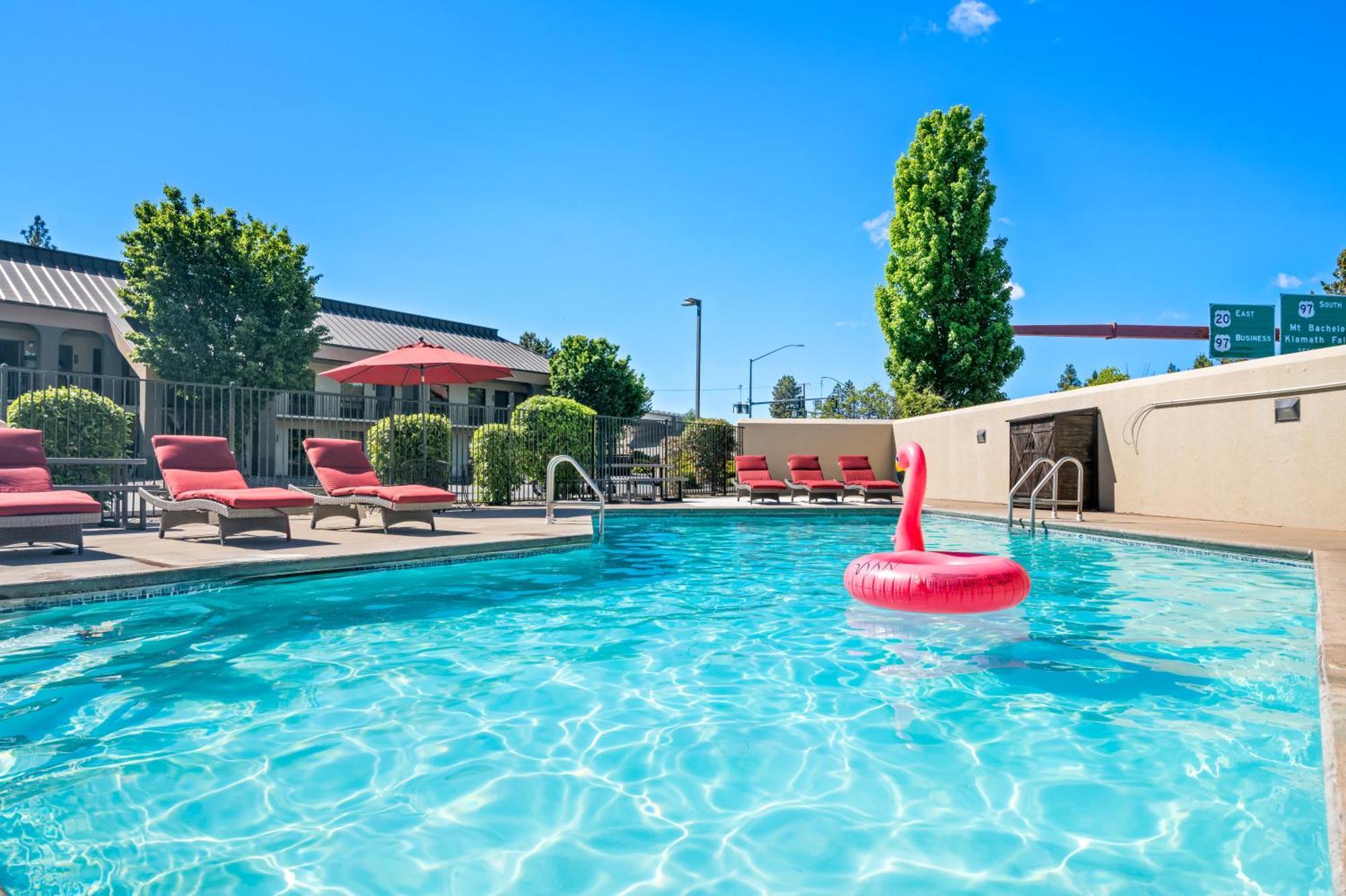 Red Lion Inn & Suites Deschutes River - Bend Exterior photo