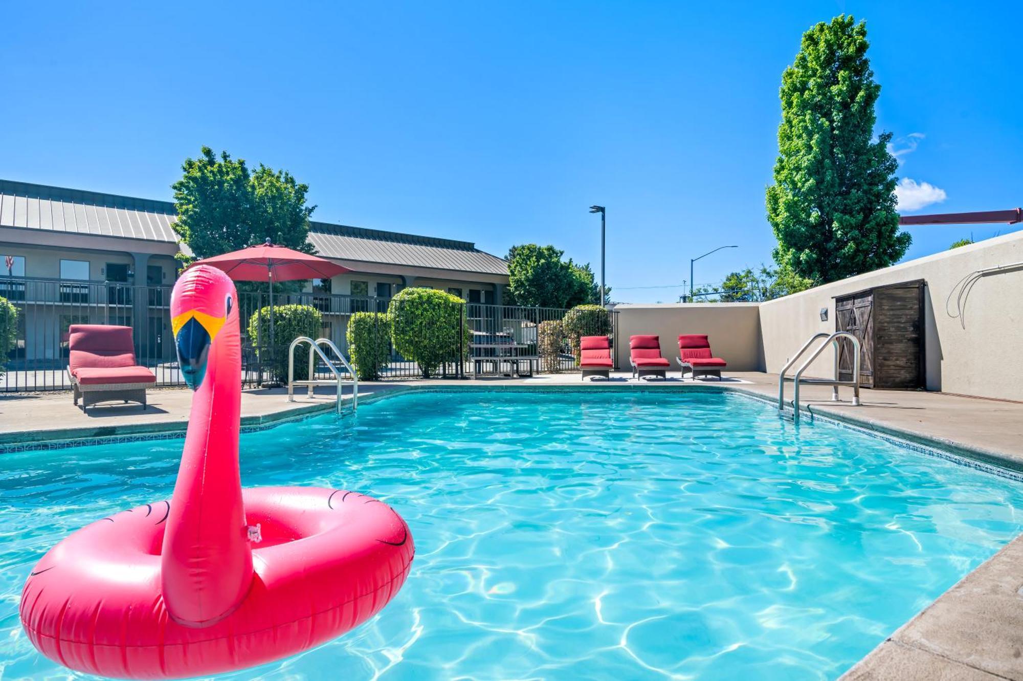 Red Lion Inn & Suites Deschutes River - Bend Exterior photo