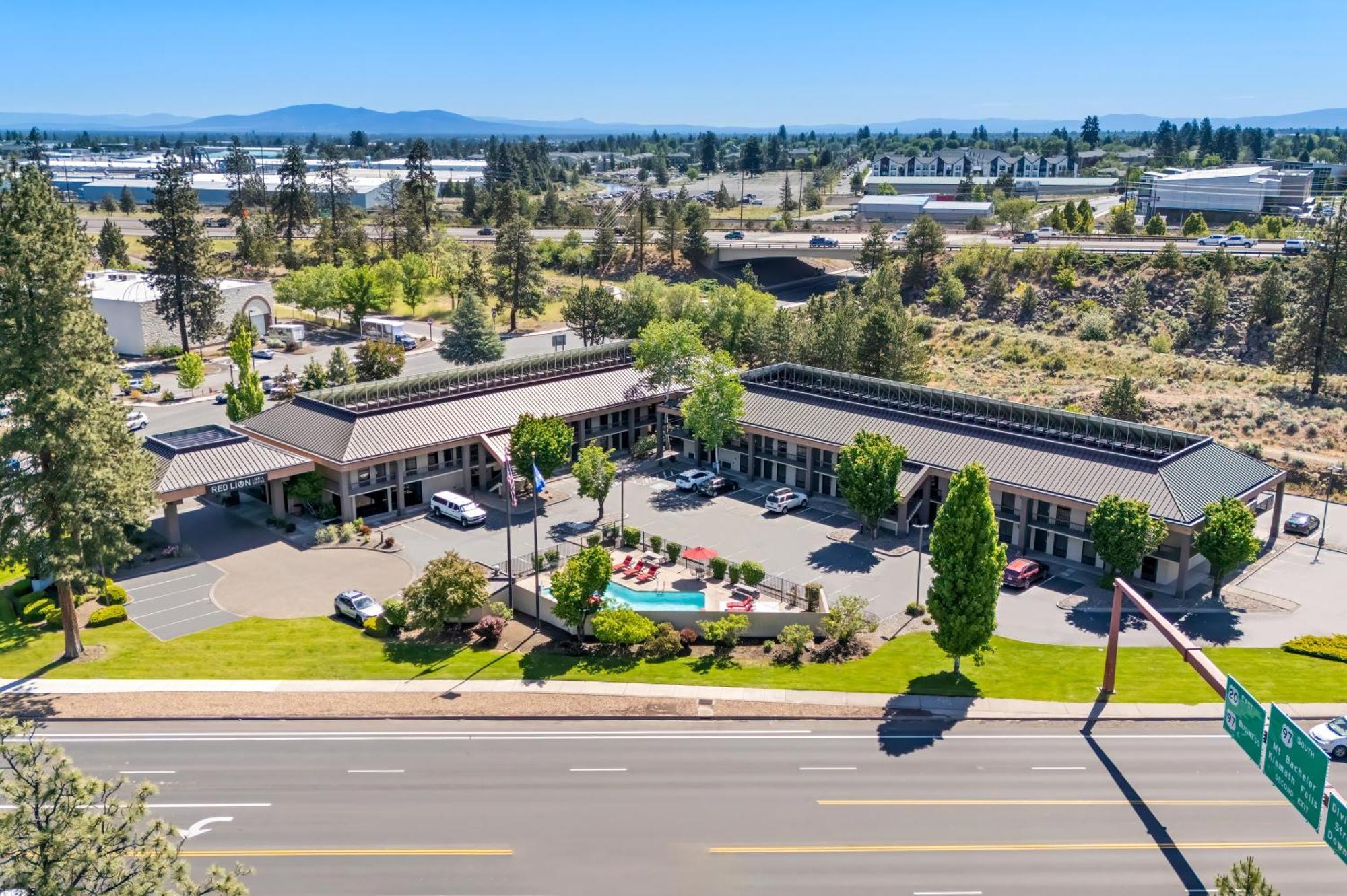 Red Lion Inn & Suites Deschutes River - Bend Exterior photo