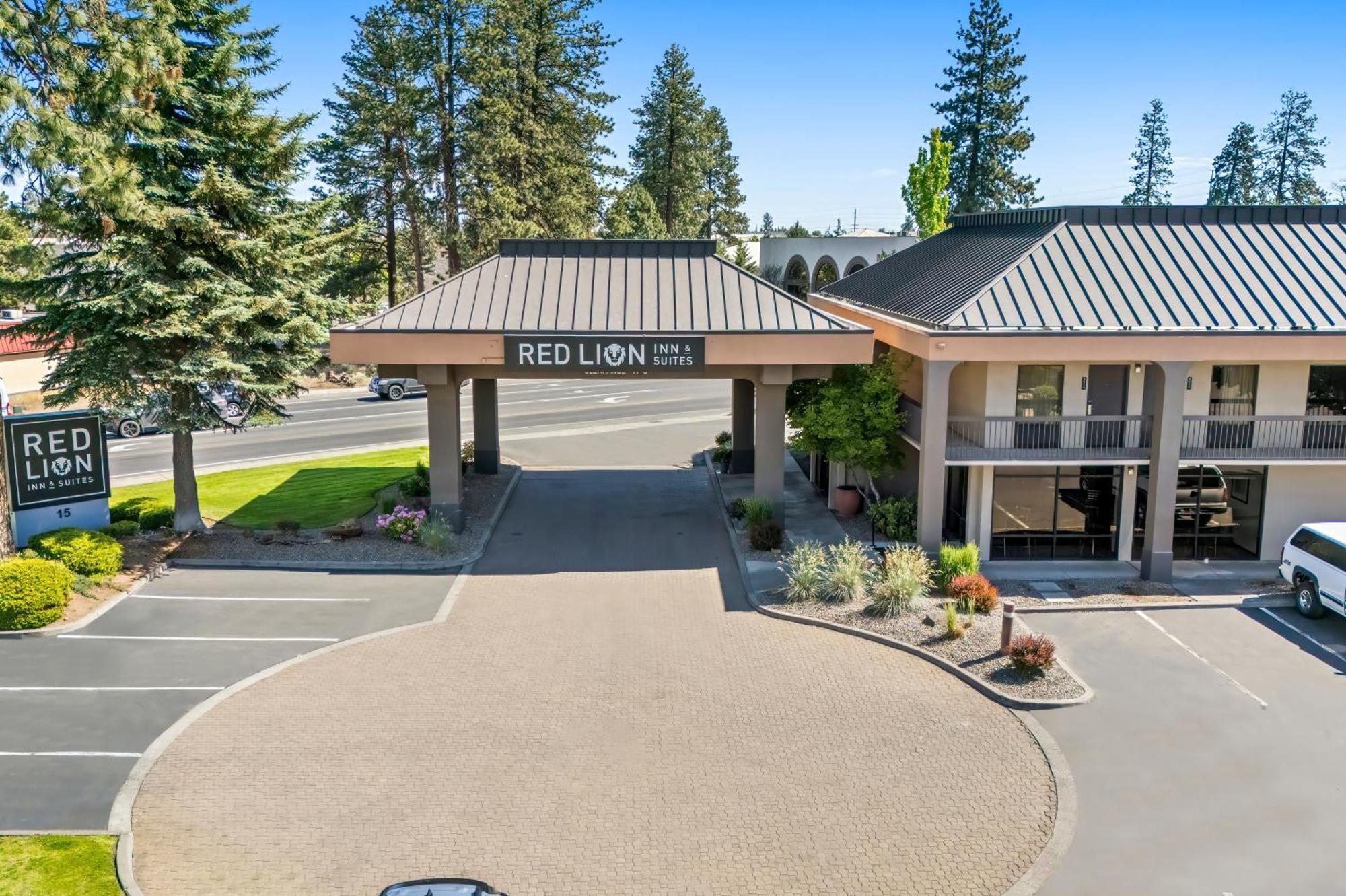 Red Lion Inn & Suites Deschutes River - Bend Exterior photo
