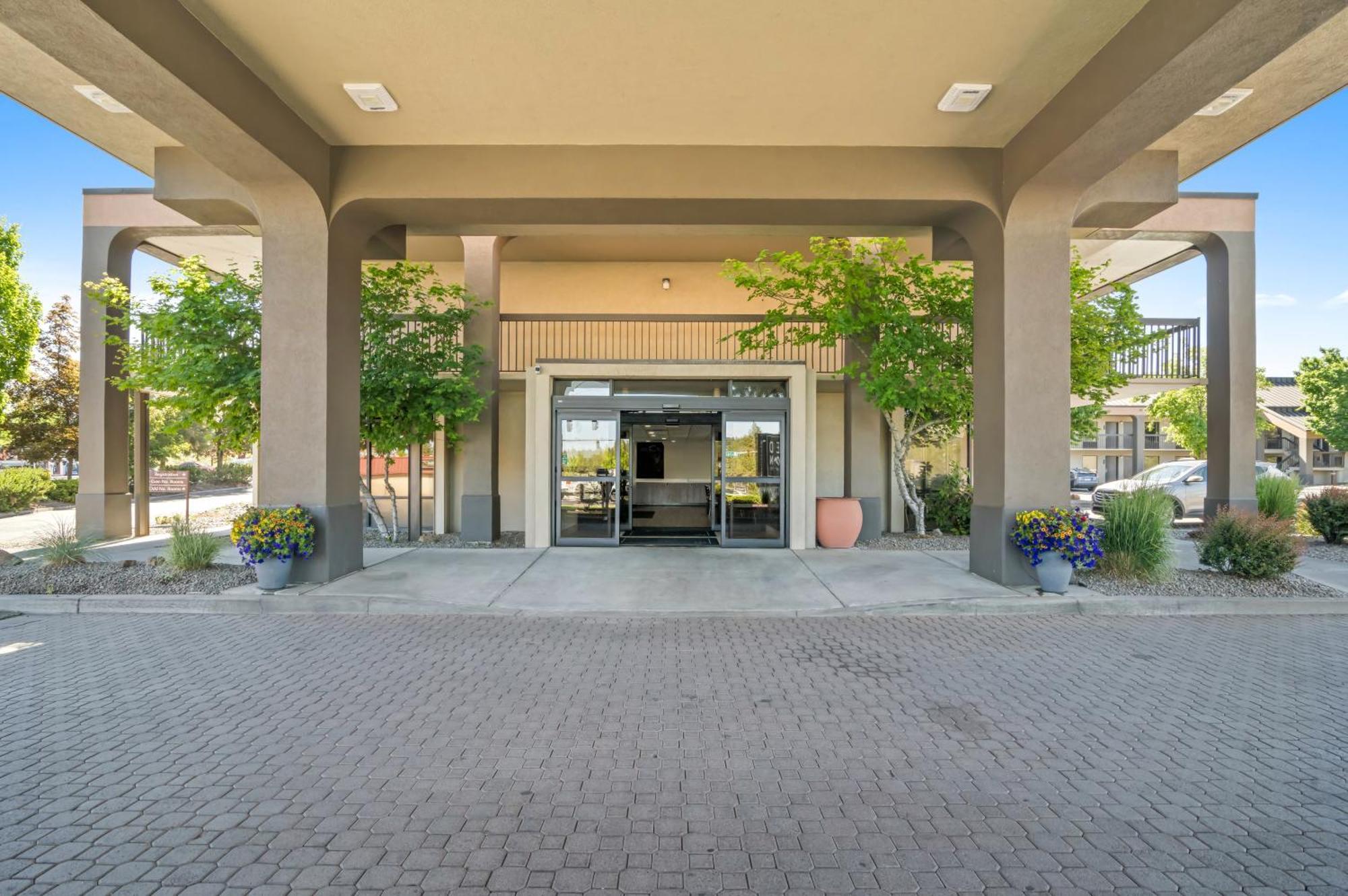 Red Lion Inn & Suites Deschutes River - Bend Exterior photo