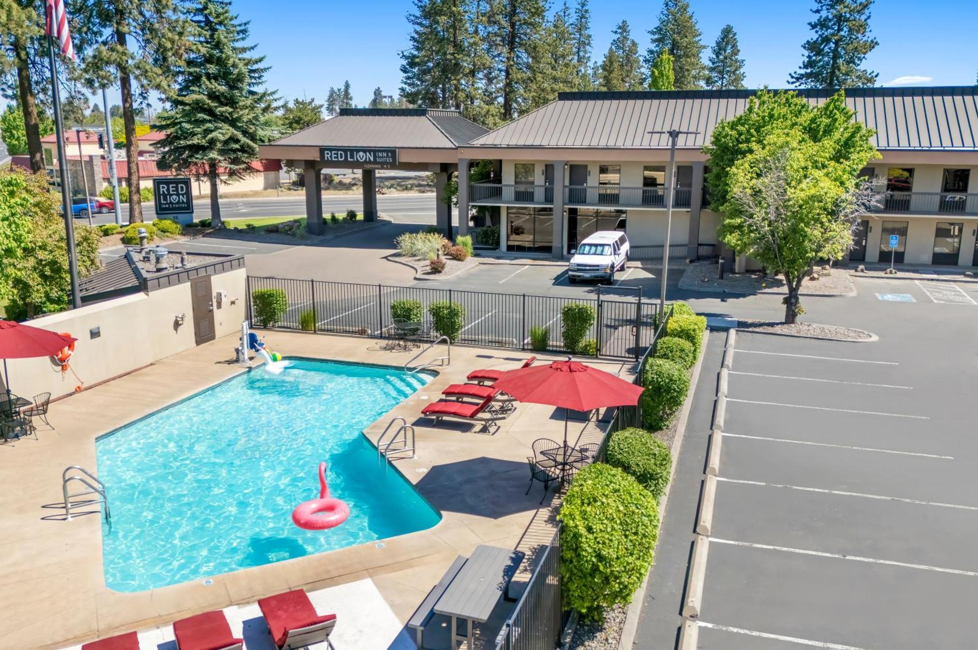 Red Lion Inn & Suites Deschutes River - Bend Exterior photo