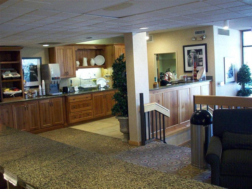 Red Lion Inn & Suites Deschutes River - Bend Exterior photo