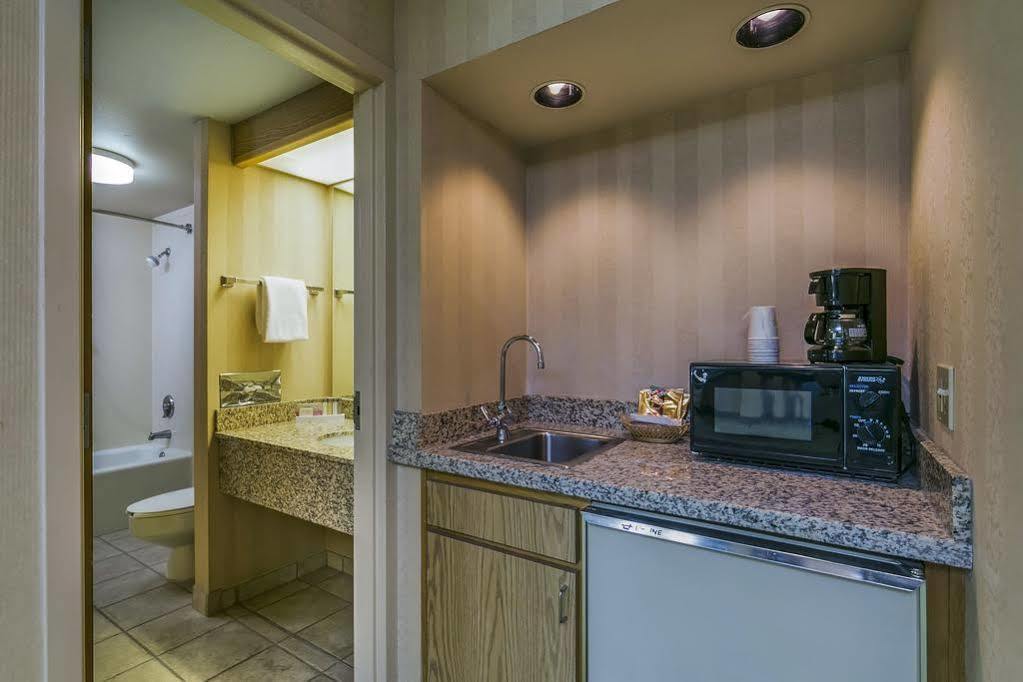 Red Lion Inn & Suites Deschutes River - Bend Exterior photo
