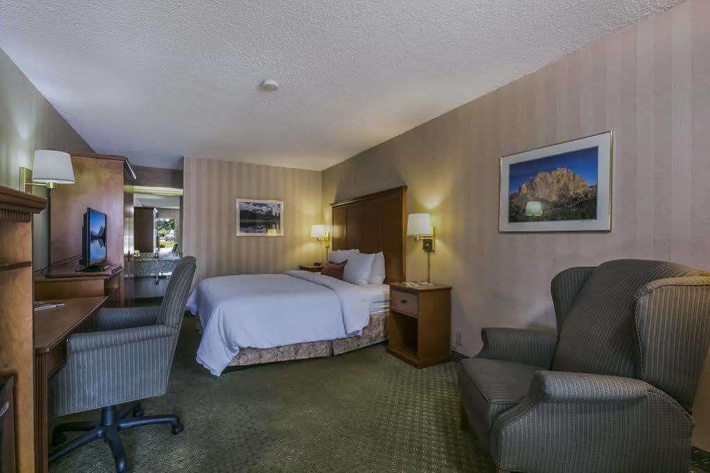 Red Lion Inn & Suites Deschutes River - Bend Exterior photo