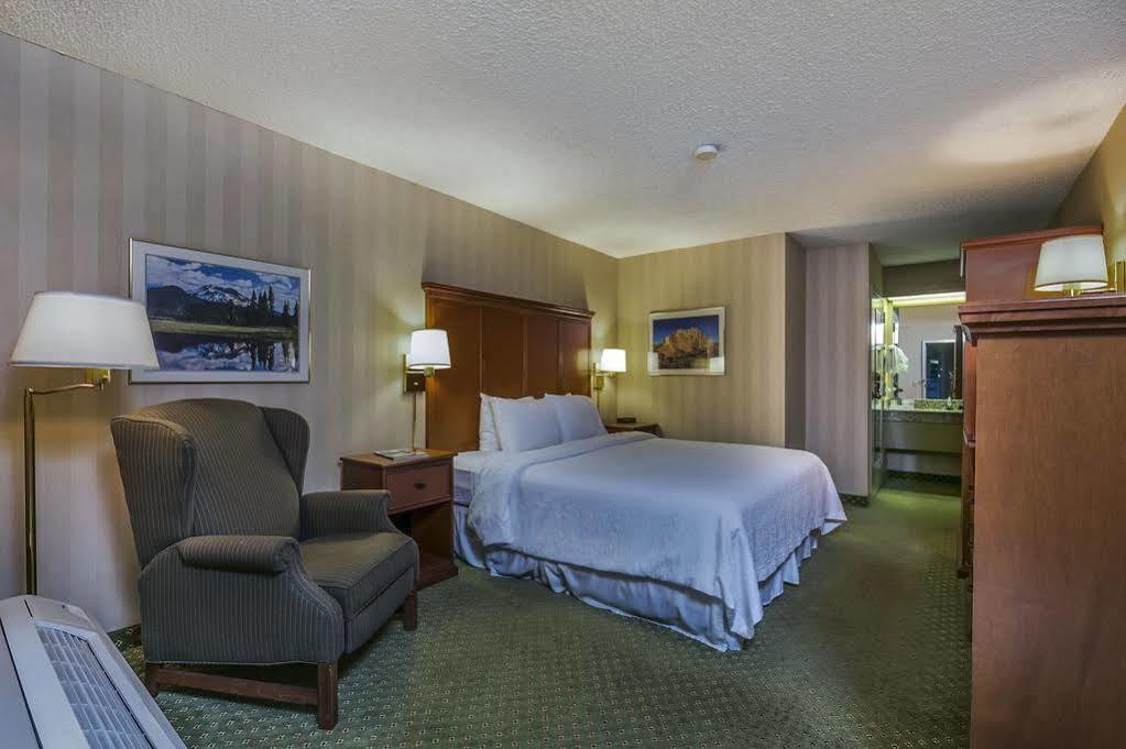 Red Lion Inn & Suites Deschutes River - Bend Exterior photo