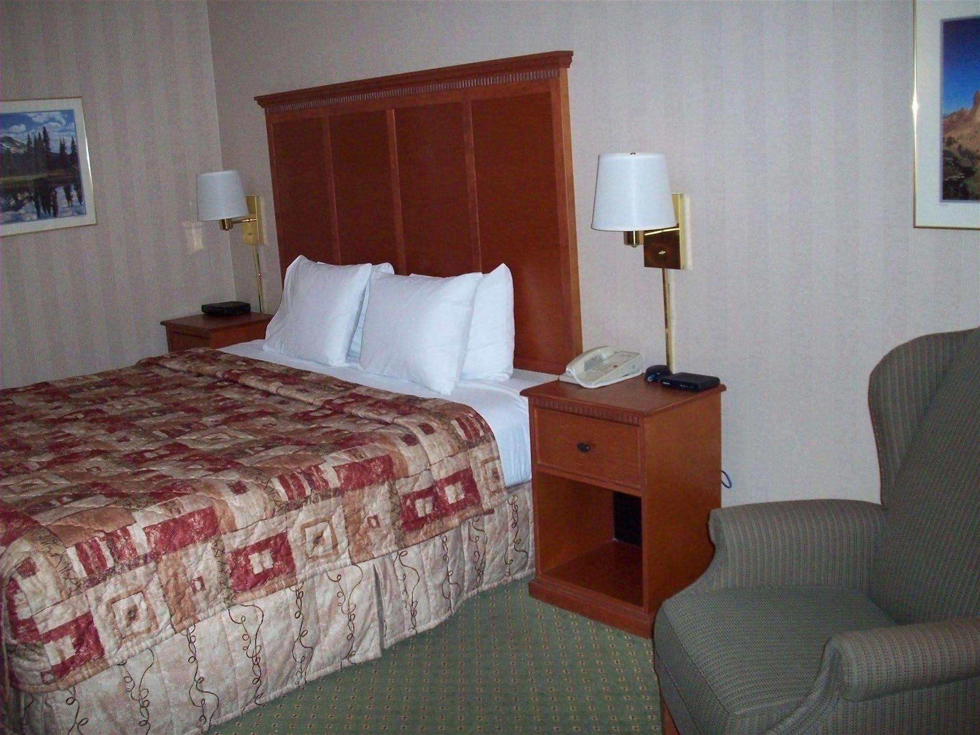Red Lion Inn & Suites Deschutes River - Bend Exterior photo