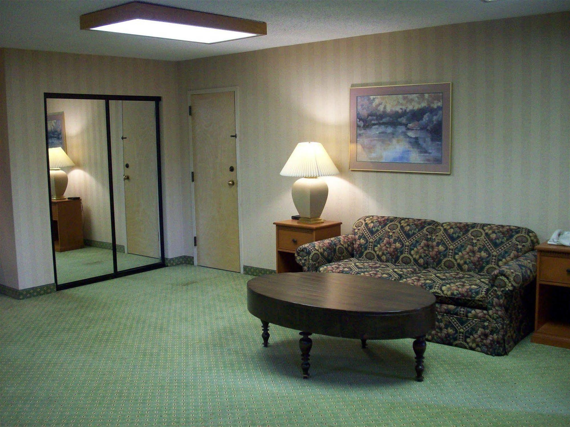Red Lion Inn & Suites Deschutes River - Bend Exterior photo
