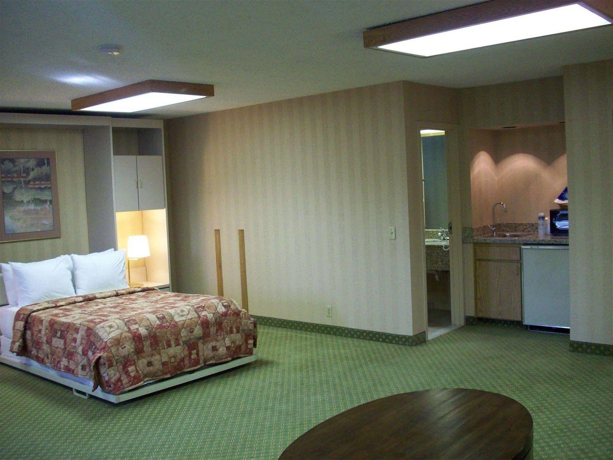 Red Lion Inn & Suites Deschutes River - Bend Exterior photo