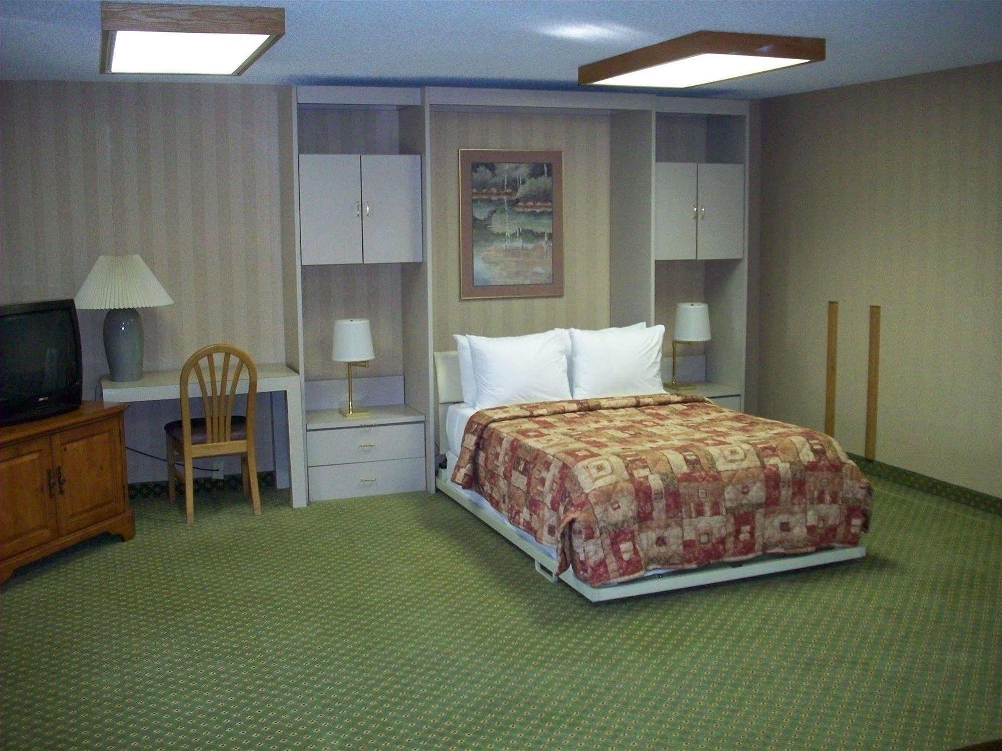 Red Lion Inn & Suites Deschutes River - Bend Exterior photo
