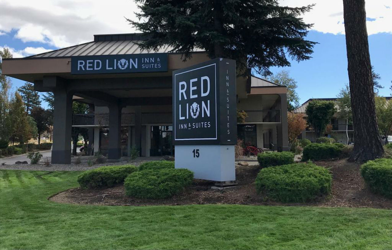 Red Lion Inn & Suites Deschutes River - Bend Exterior photo